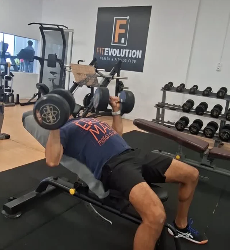 Cristiano Cabral a treinar supino inclinado com halteres
